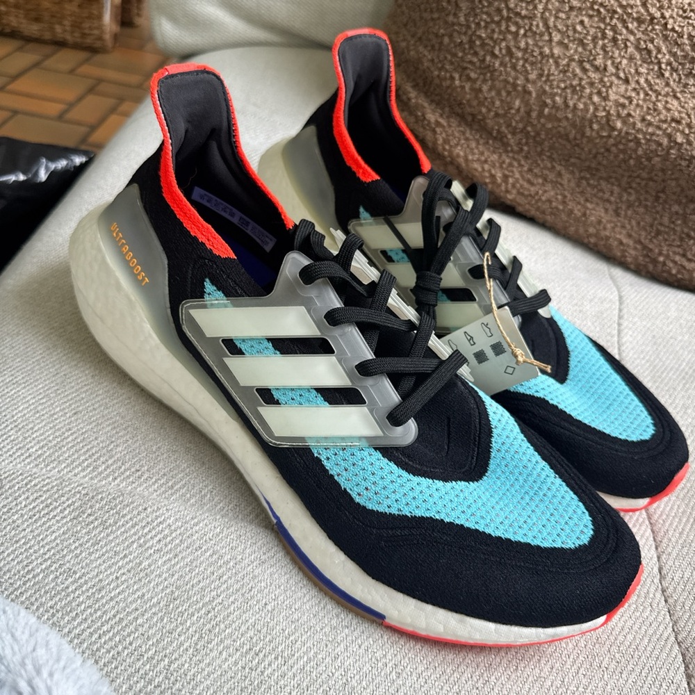 adidas Ultra Boost 21
Black Pulse Aqua